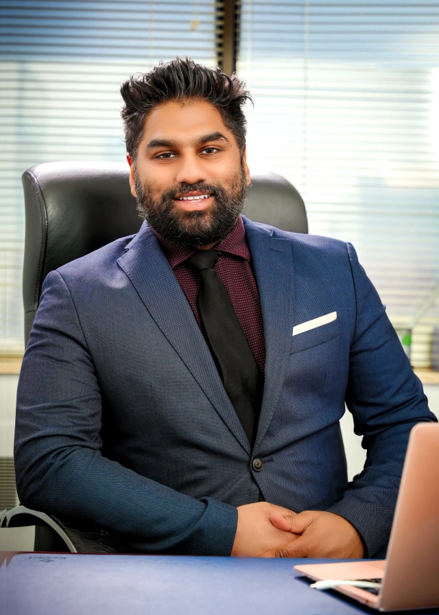 Roshun Gurunathan- toronto lawyer headshot